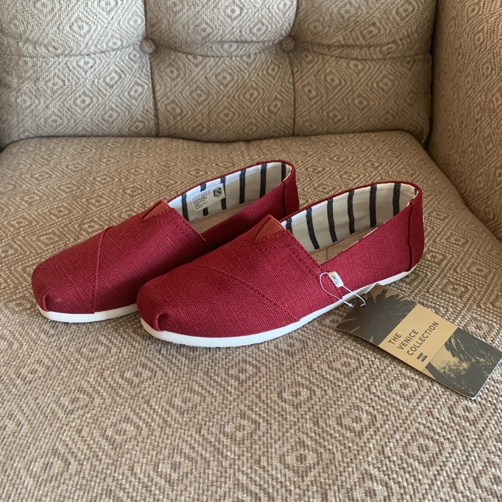New TOMS black cherry size 6